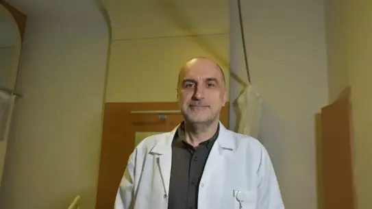 İlk yardım uygulaması sırasında sağlık çalışanı