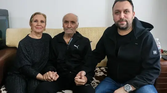 Defibrilatörle müdahale eden sağlık ekibi