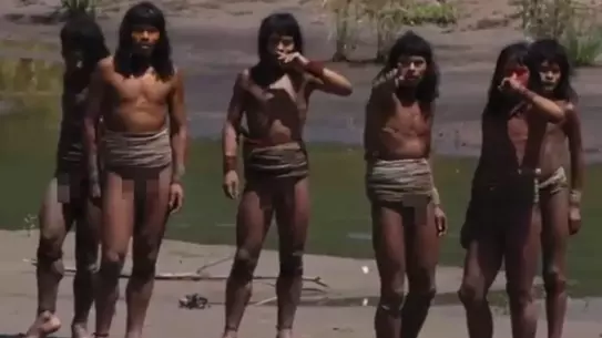 Kabile üyelerinin sahile doğru yürüyüşü