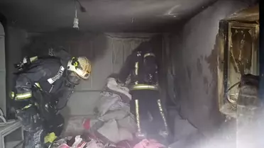 Yangın sonrası evin kül içindeki görünümü