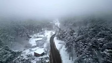 Kazdağları'nda karla kaplı dağ zirvesi
