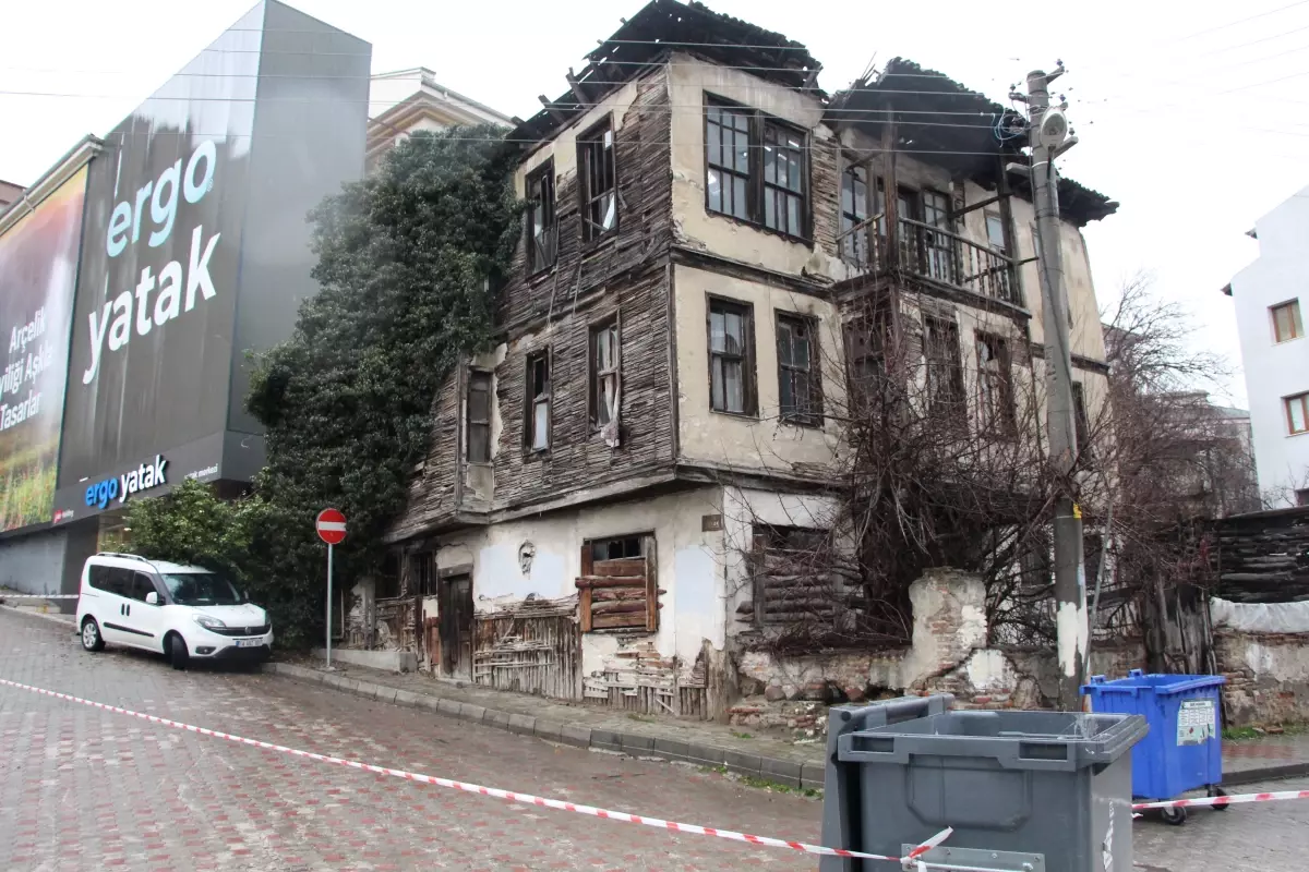 Bolu’da Eski Bina Çöktü, Yakındaki Ticari Araç Hasar Aldı