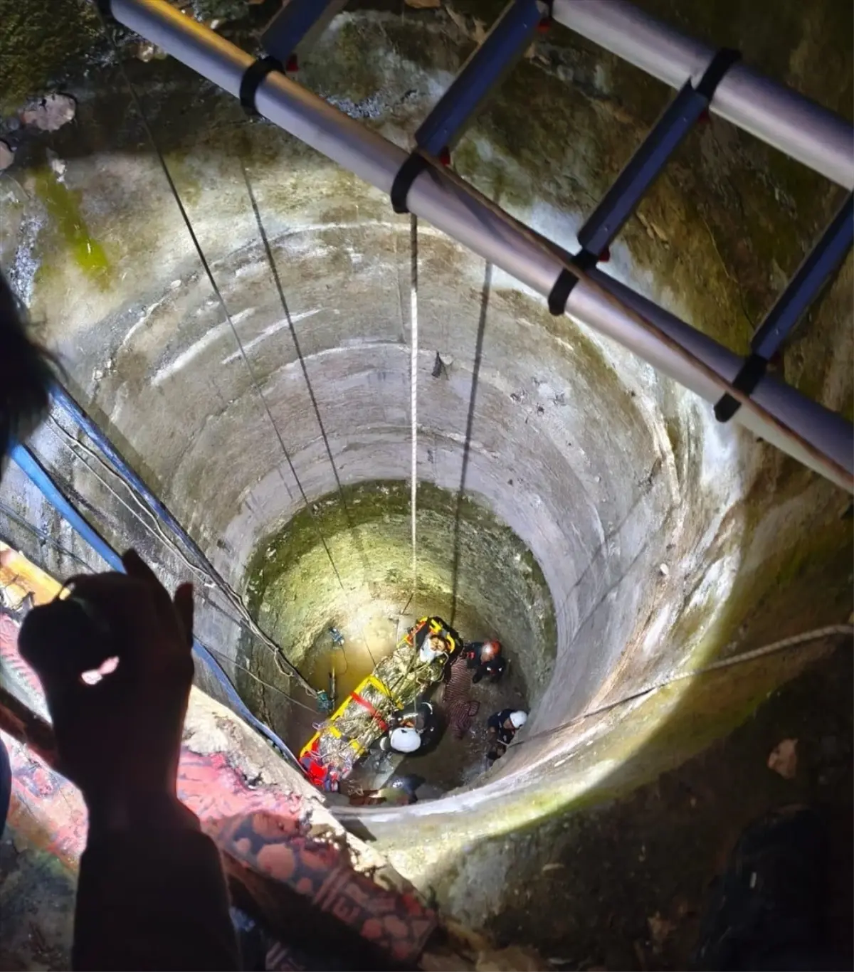 Kahta’da Dengesini Kaybeden Genç, Su Kuyusundan İtfaiye Ekipleri Tarafından Kurtarıldı