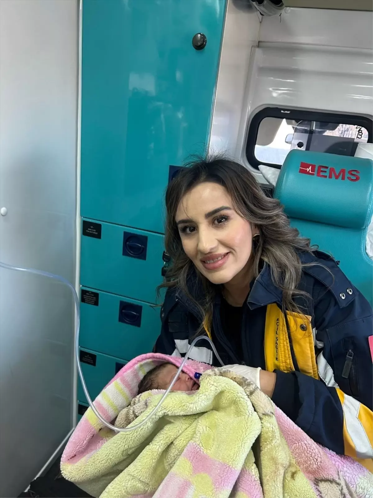 Afyonkarahisar’da Ambulans İçinde Doğum Gerçekleşti: Sağlık Ekibi Hızlı Müdahale Sağladı