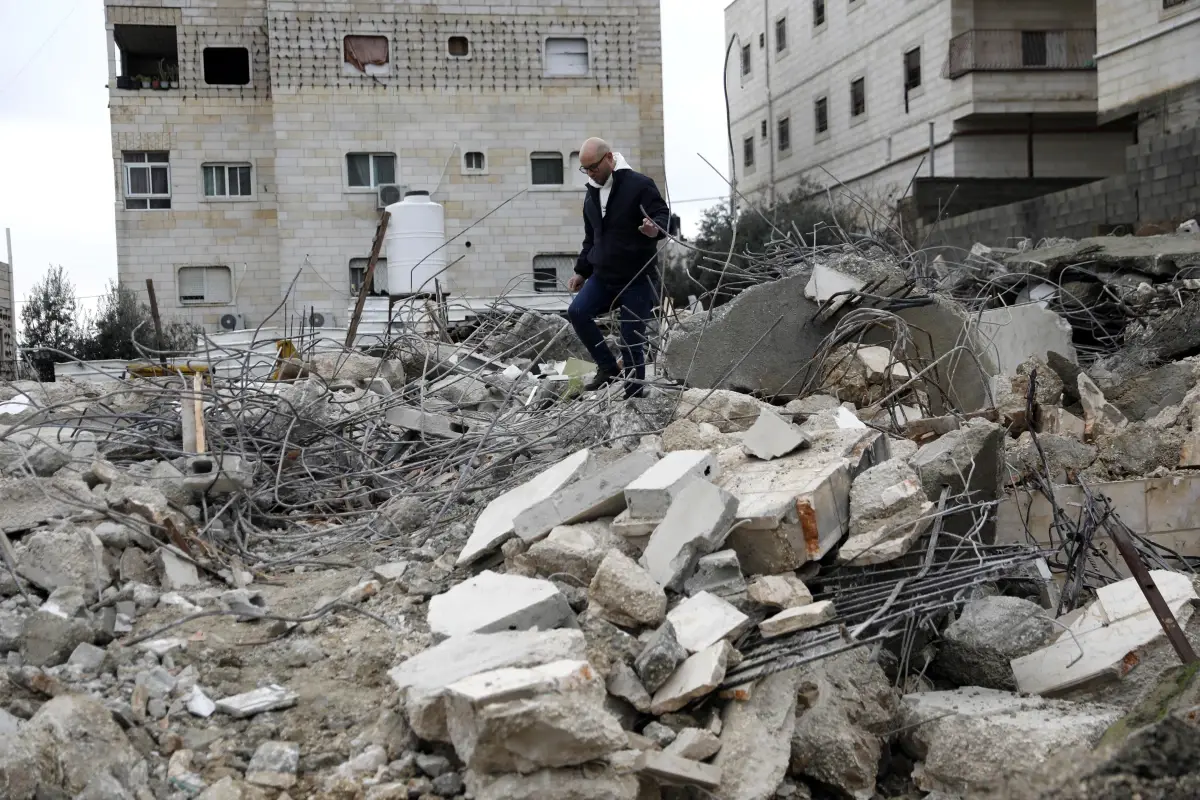 İsrail Güçleri El Halil'de Bir Evi Yıkarak 80 Filistinliyi Gözaltına Aldı