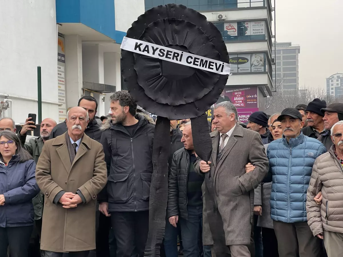Alevi Dernekleri CHP İl Başkanı'na Karşı Siyah Çelenk Bıraktı