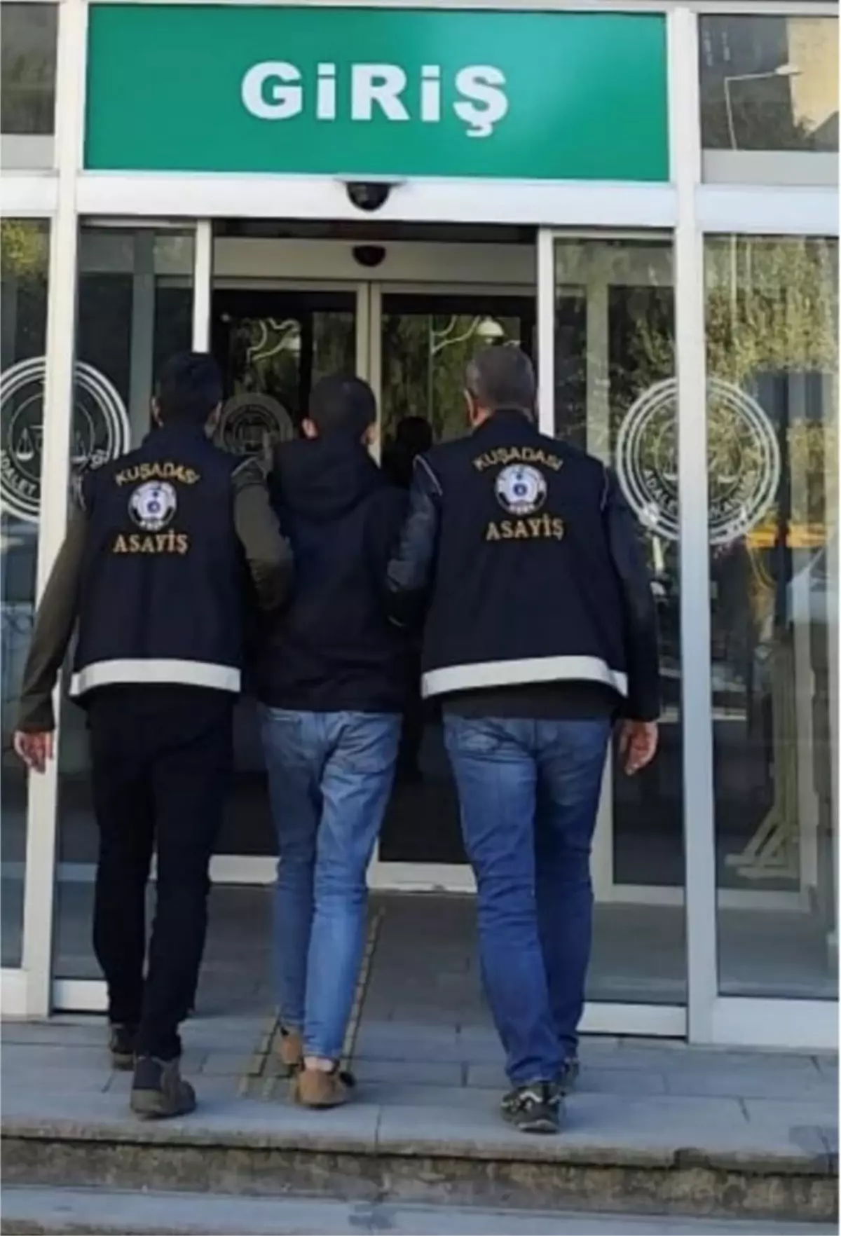 Kuşadası'nda Kaçak Mahkum Polis Tarafından Yakalandı