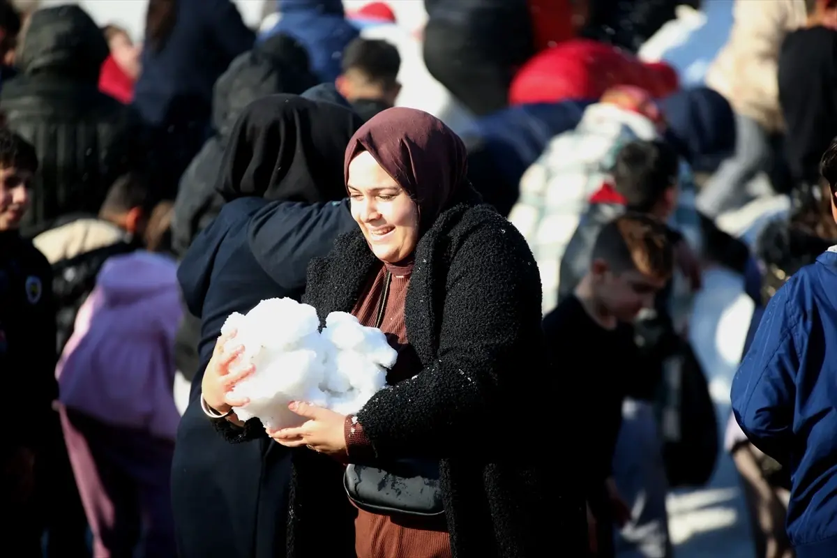 Germencik’te Kamyonla Getirilen Karla Kış Coşkusu