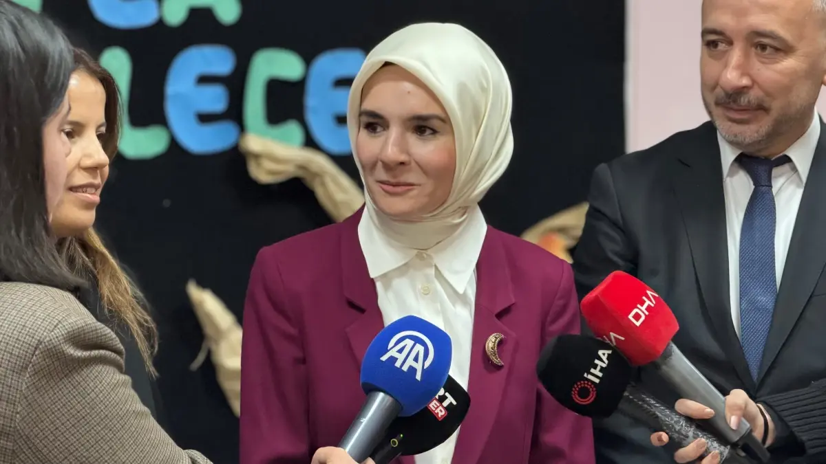 Bakan Göktaş, Pençe Kilit Operasyonu Şehidinin Oğluna İlk Sınıf Karnesini Takdim Etti