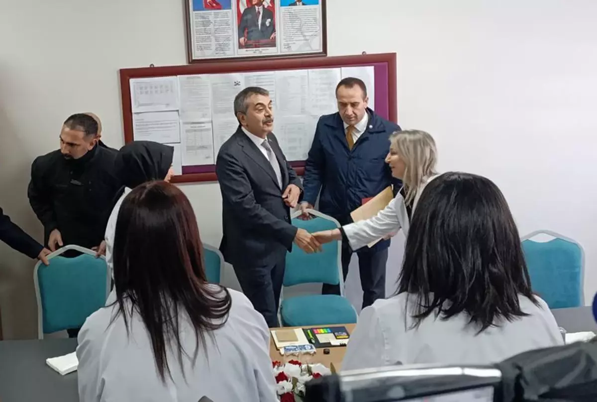 Bakan Tekin'den Karne Dağıtımı Sonrası Kitap Okuma Önerileri