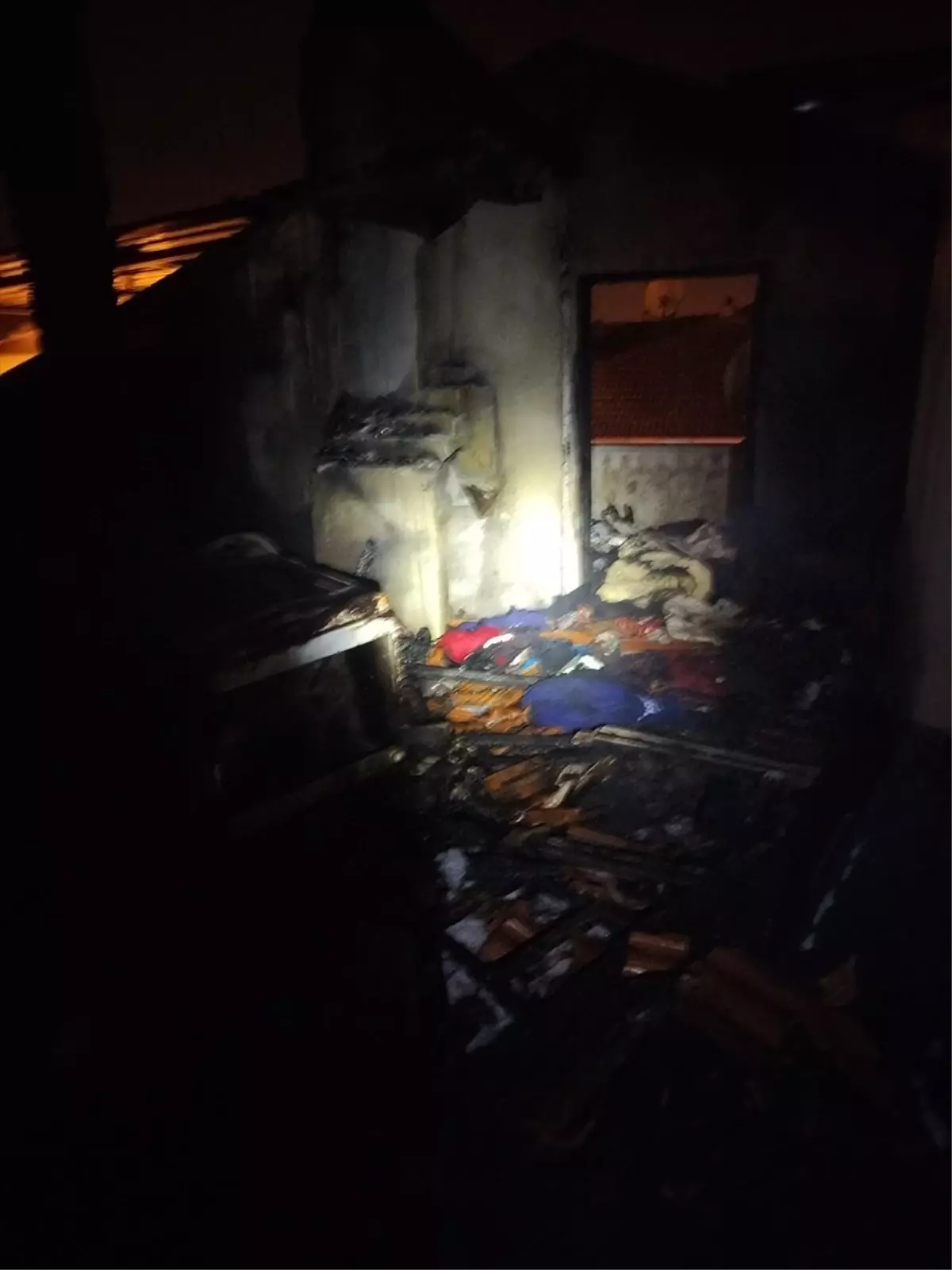 Karesi'de Çatı Yangını Kontrol Altına Alındı