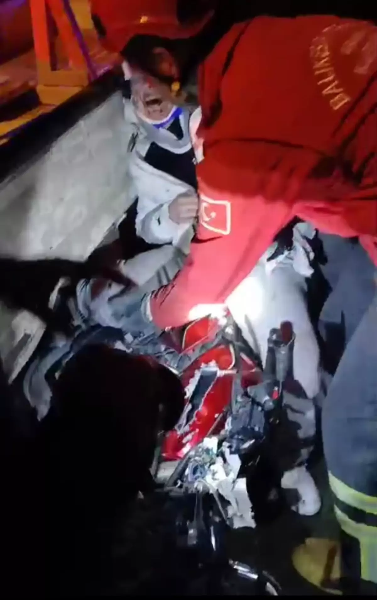 Balıkesir Altınova’da Kamyonet ve Motosiklet Çarpışması: 2 Yaralı