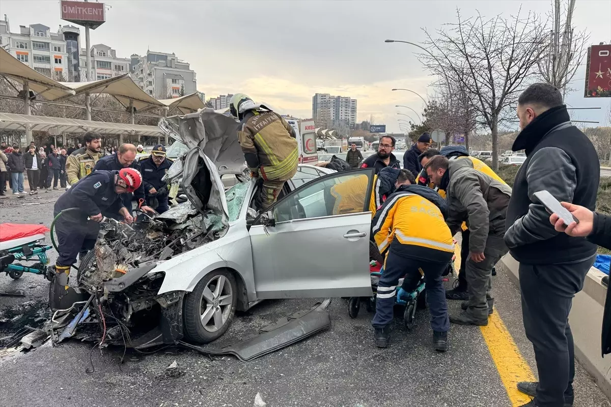 Ankara’da Otobüs ve Otomobil Çarpışması: 4 Yaralı, Birinin Durumu Ağır