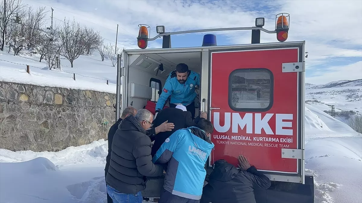 Bingöl'de Karla Kapalı Yolda 77 Yaşındaki Hasta UMKE ile Güvenli Şekilde Hastaneye Ulaştırıldı