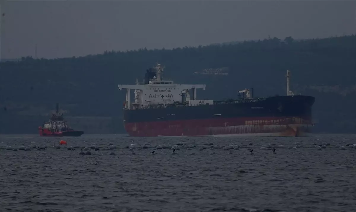 Çanakkale Boğazı'nda Tanker Jeneratör Arızası Güvenli Bölgeye Çekildi