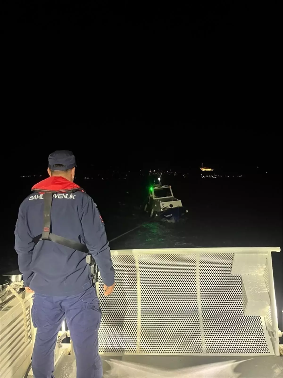 Çanakkale Boğazı'nda Arızalanan Tekne Sahil Güvenliği Tarafından Güvenli Şekilde Kurtarıldı