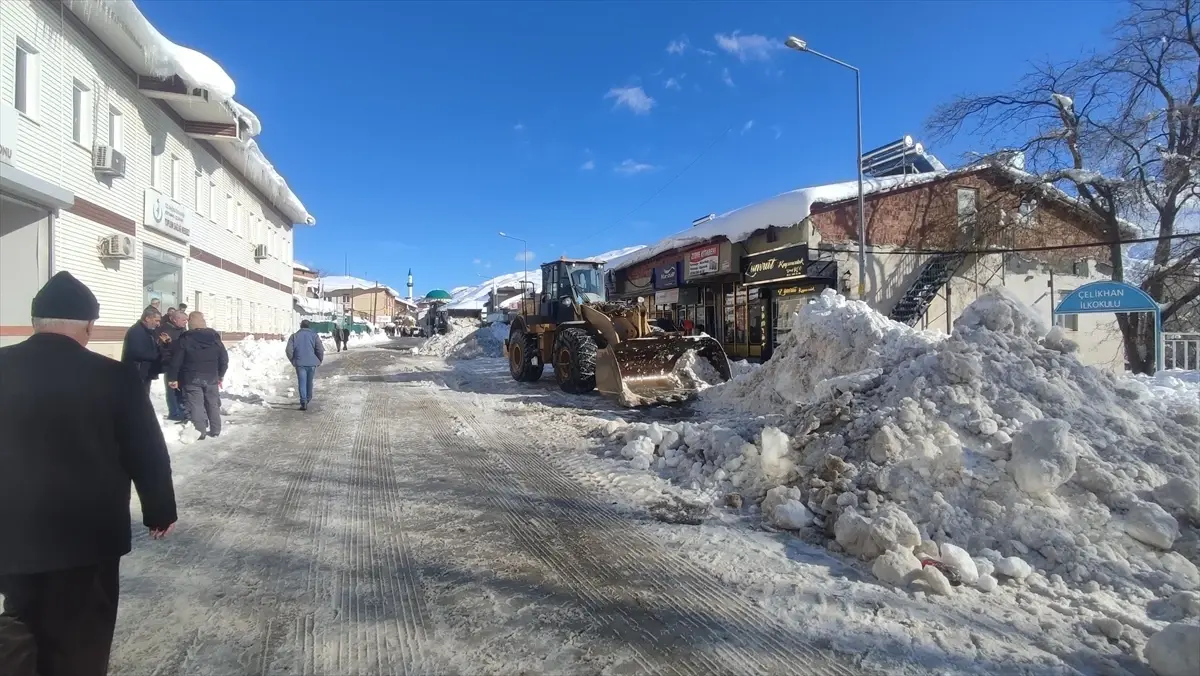 Çelikhan’da Kar Temizleme Faaliyetleri Hız Kesmeden Devam Ediyor