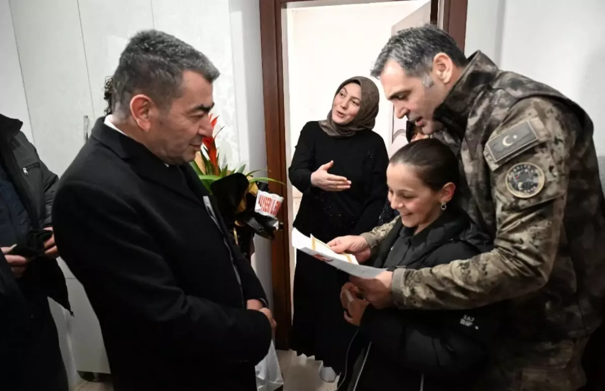 Emniyet Müdürü Atanur Aydın'dan Şehit Kızına Sürpriz Karne Hediyesi