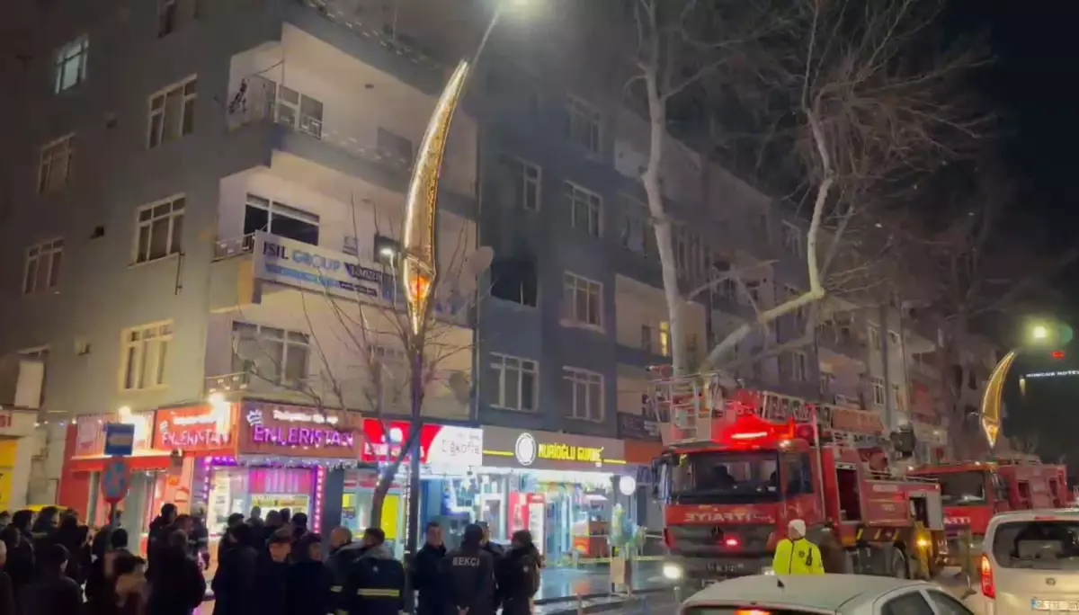 Niğde'de 3. Kat Apartmanda Çıkan Yangın İtfaiye Tarafından Kontrol Altına Alındı