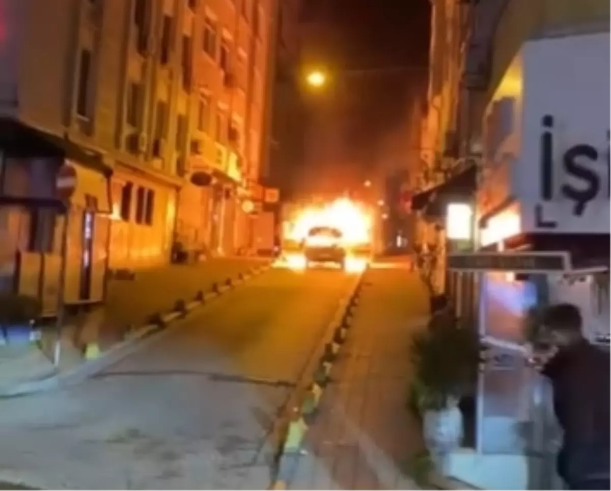 Fatih'te Park Halindeki Hafif Ticari Araçta Yangın Söndürüldü
