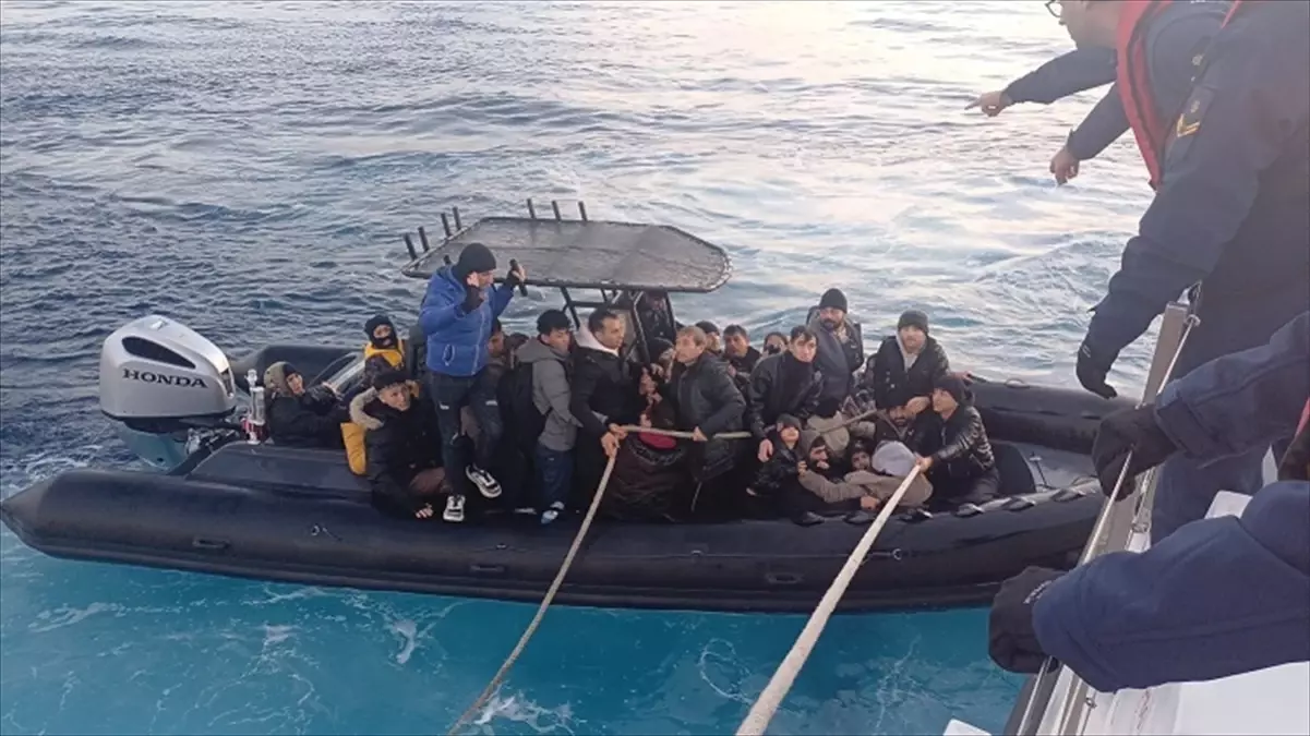 İzmir’de 56 Düzensiz Göçmen ve İnsan Kaçakçısı Gözaltına Alındı