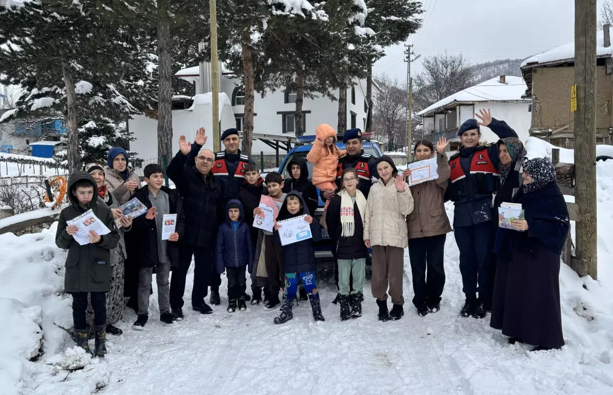 Kar Yağışı Nedeniyle Jandarma, Okul Karnelerini Öğrencilerin Evlerine Teslim Etti