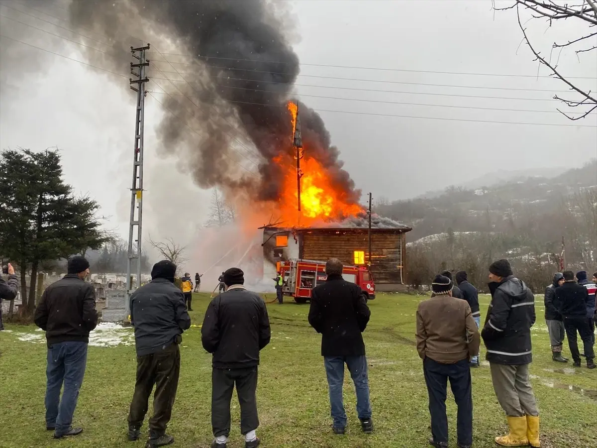 Eflani'de 450 Yıllık Tarihi Camide Yangın: Kullanılamaz Hale Geldi