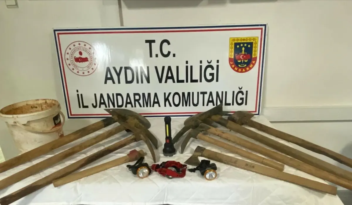 Karacasu’da Kaçak Kazı Yapan 5 Şüpheli Jandarma Tarafından Suçüstü Yakalandı