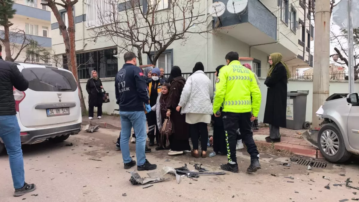 İnegöl’de Trafik Kazası: Anne ve Kızı Hastaneye Kaldırıldı