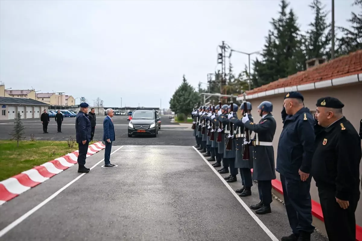 Kırklareli Valisi Uğur Turan, İl Jandarma Komutanlığına Denetim Ziyareti Gerçekleştirdi