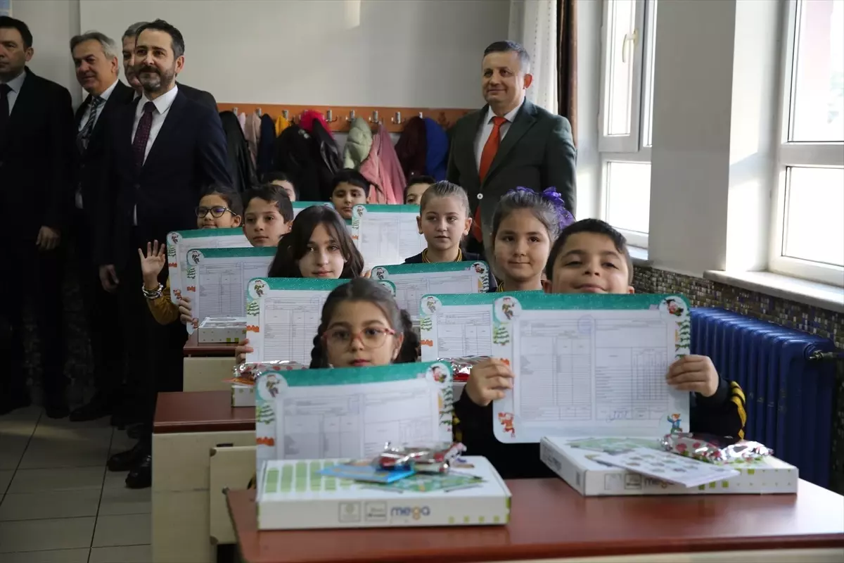 Konya ve Çevre İllerde Öğrenciler Kısa Sürede Karnelerini Alarak Tatil Başladı