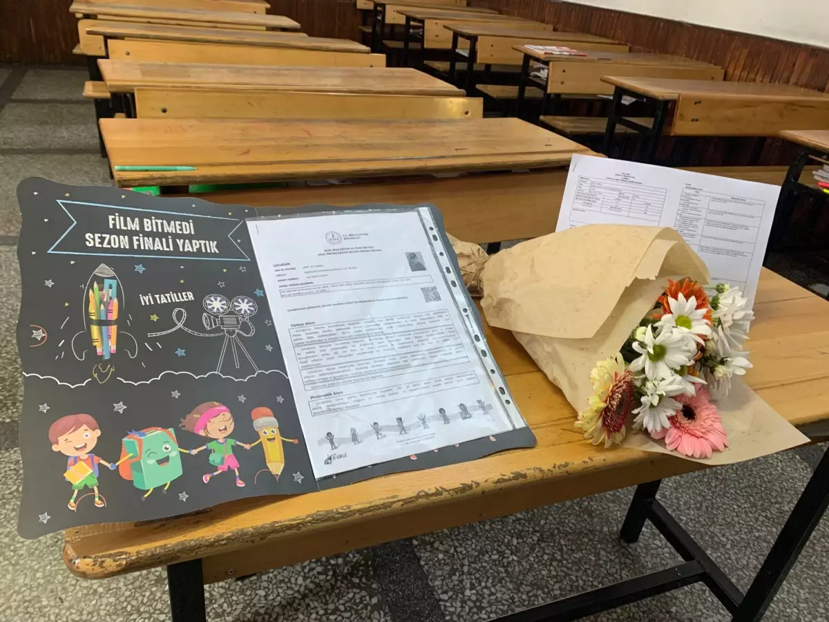 Adana’da Babası Tarafından Şehit Edilen Kardeşlerin Karneleri Çiçeklerle Boş Sıralara Bırakıldı