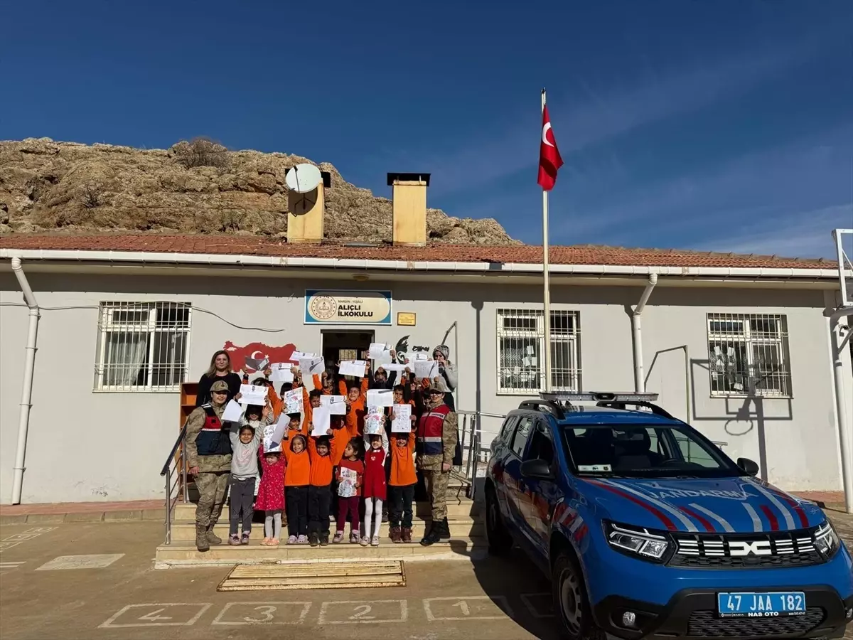 Yeşilli'de Jandarma, Karneleri Alan Öğrencilere Hediye ve Güvenlik Eğitimi Verdi