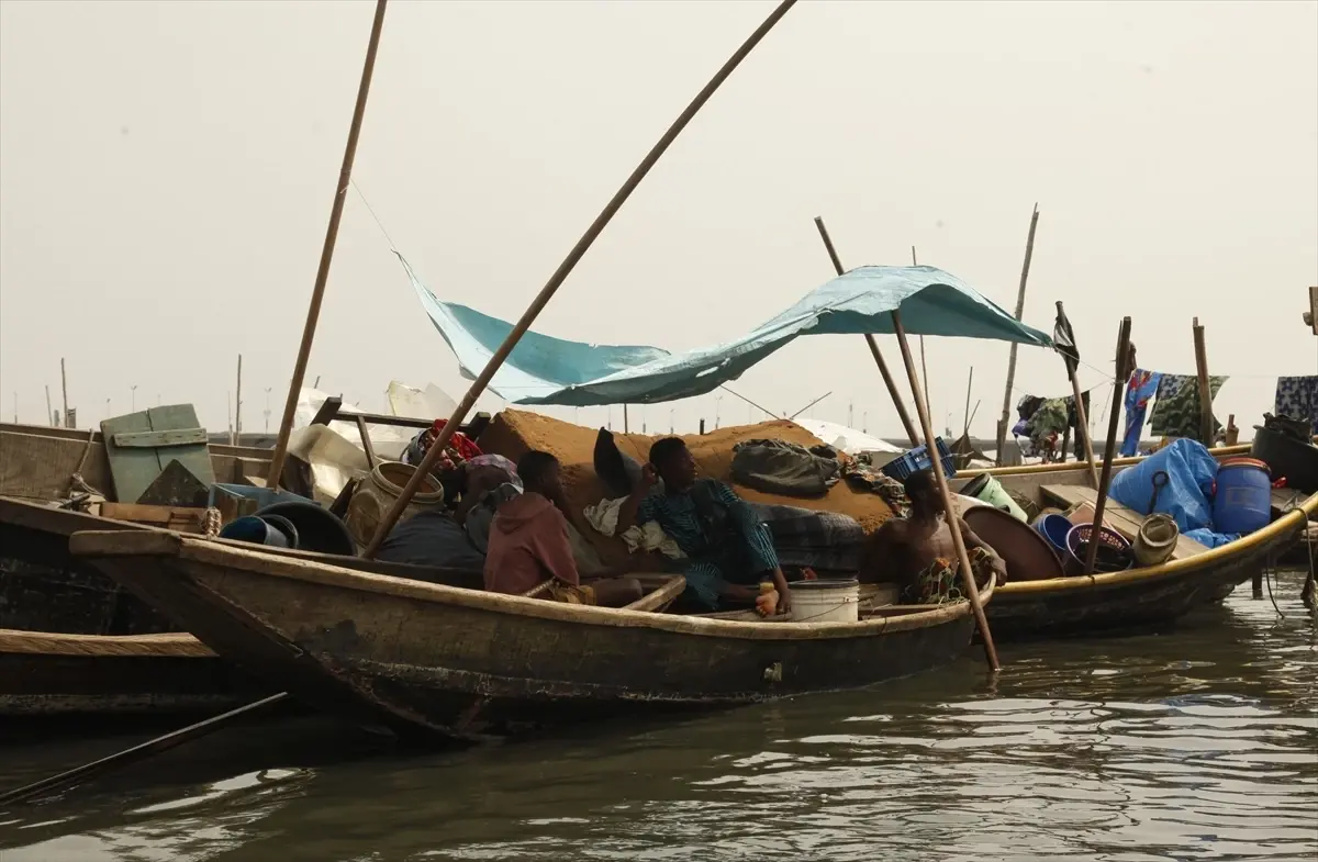 Makoko’da Ev Yıkımları Sonrası Aileler Kanolarda Yaşam Mücadelesi Veriyor