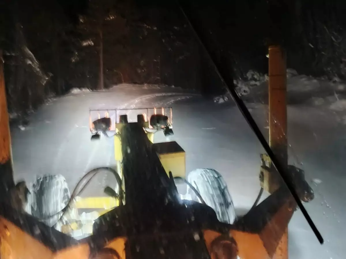 Yakakent'te Kar Yağışıyla Mücadele: Belediye Ekipleri Gece Çalışıyor