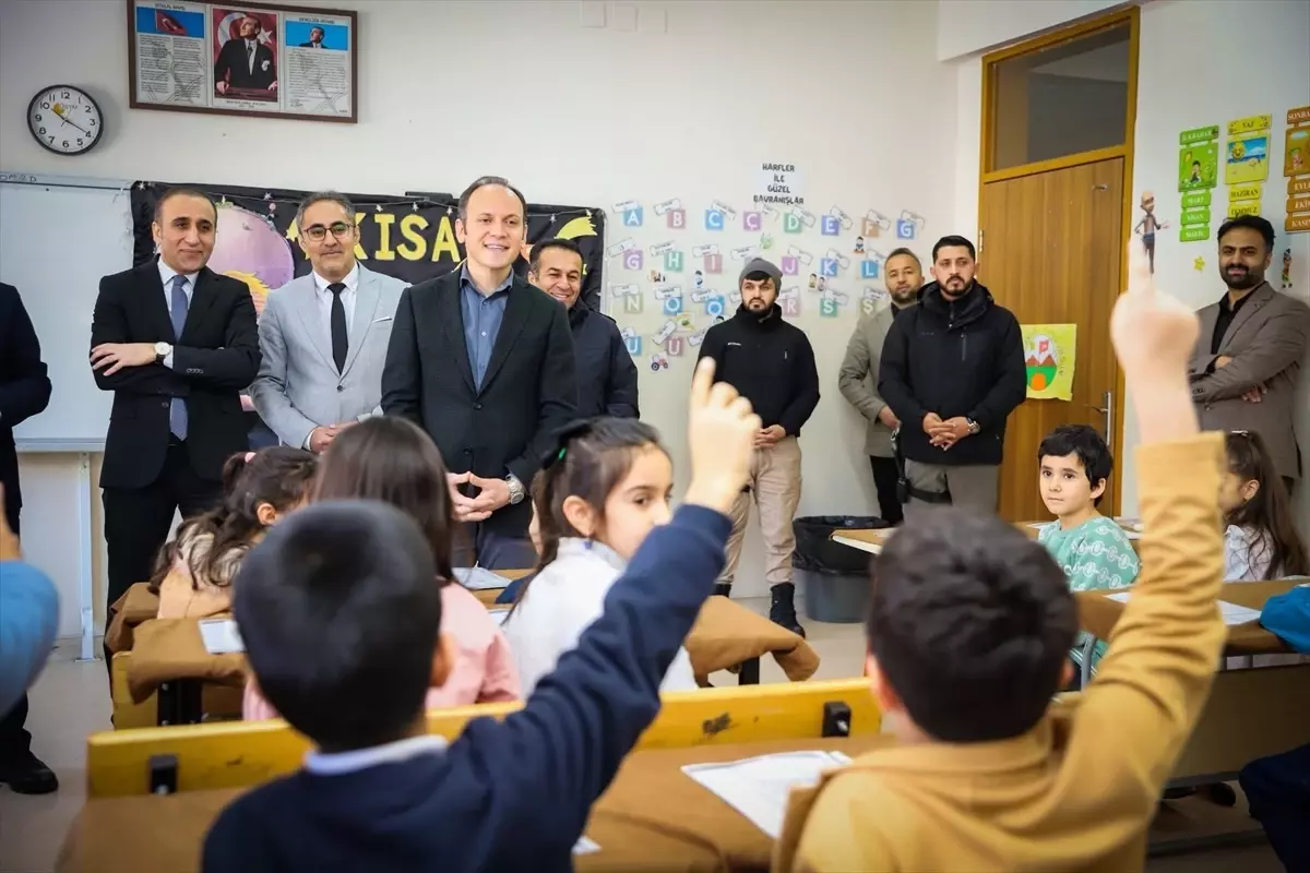 Şemdinli Kaymakamı Karne Töreninde Öğrencilere Moral Verdi