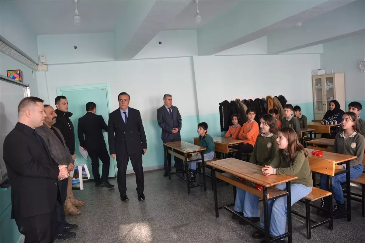 Tatvan’da Öğrenciler Karne Alırken Kaymakam Demirer’den Kitap Okuma Önerisi