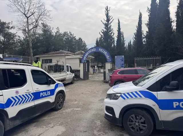 Mezarlıkta görevli görevlinin incelemesi