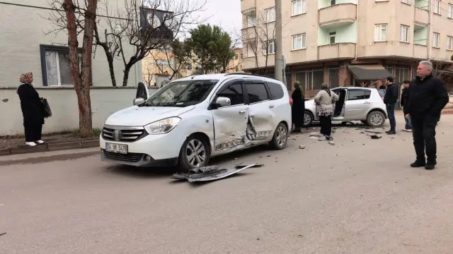 Kaza sonrası ambulans ve kurtarma ekipleri