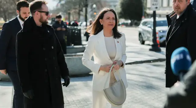 Dünya haritası ve barış sembolleri