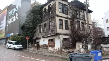 Çöken binanın kalıntıları