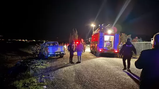 Yanmış kamyondan çıkarılan ceset görüntüsü