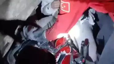 Kaza anındaki kamyonet ve motosiklet