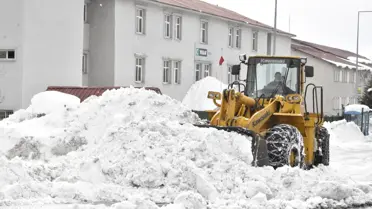 Bitlis'te karla kapanan köy yolları