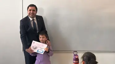 Karneler dağıtımında öğrenciler