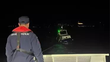 Sahil güvenlik ekipleri tekneyi çekiyor