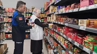 Zabıta ekipleri marketlerde ürün kontrolü yapıyor