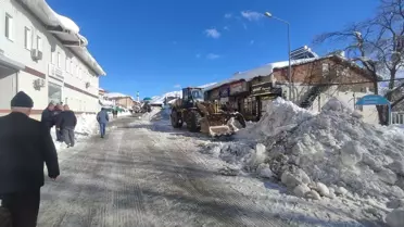 Kar temizleme makineleri Çelikhan’da çalışıyor
