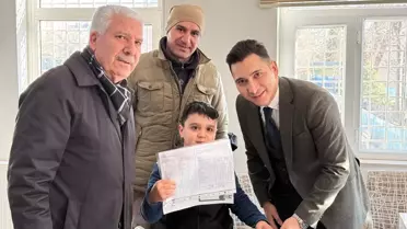 Karne dağıtan yetkililer ve mutlu öğrenciler