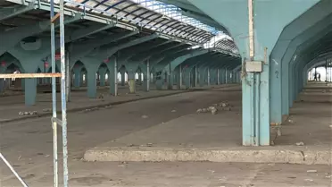 Kapalı Ulus Pazarı önünde turistler